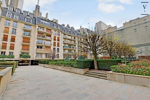 Rue des Haudriettes, nella prestigiosa residenza 'Le Marais Bondeville', residenza di lusso con servizio di sicurezza, vi proponiamo un appartamento, al 2° piano con ascensore, interamente su un piccolo cortile. Questo appartamento da ristrutturare c...