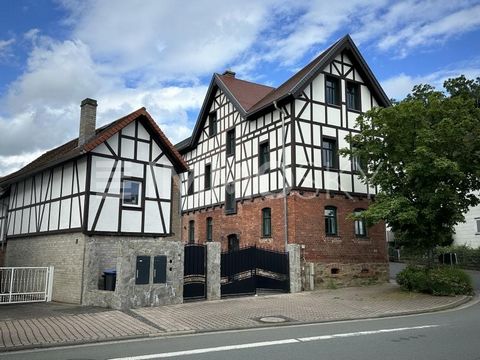 Découvrez cette impressionnante maison à colombages à Lahnau, qui a été entièrement rénovée et modernisée à un niveau élevé. Avec une surface habitable généreuse de 204 m², cette maison individuelle offre une excellente combinaison de charme historiq...