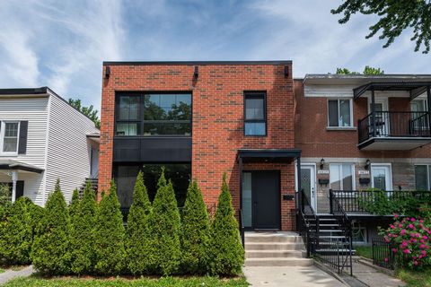 Ontdek dit prachtige huis, volledig gerenoveerd in 2020 met onvergelijkbare aandacht voor detail en tijdloze smaak. Ontworpen door een architect, biedt deze woning een buurt rust op slechts een steenworp afstand van alle boetieks, restaurants, het me...