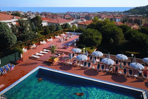 Schönes Appartementhaus im mediterranen Stil an der ligurischen Küste. Ruhig und dennoch zentral liegt es am Fuße eines Hügels in einer Wohnsiedlung zwischen Olivenhainen und Orchideen. Pietra Ligure, einer der schönsten Badeorte Italiens und vom bla...