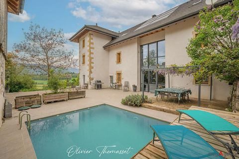 Au cœur d'un paisible domaine de plus de 2 ha entre Aix-les Bains, Annecy et Genève, venez découvrir cet ensemble immobilier composé d'une demeure de caractère et de deux dépendances. La maison principale de 305 m² s'articule autour d'un majestueux e...