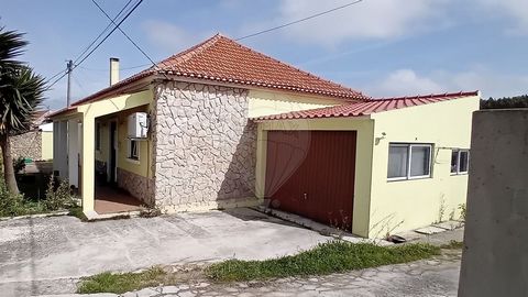 Moradia T4 mobilada localizada em Bairradas - Landal. A casa está em bom estado e dispõe de duas salas de estar, uma delas com lareira e a outra com salamandra, duas cozinhas, uma delas equipada, quatro quartos, dois deles com ar condicionado, duas ...