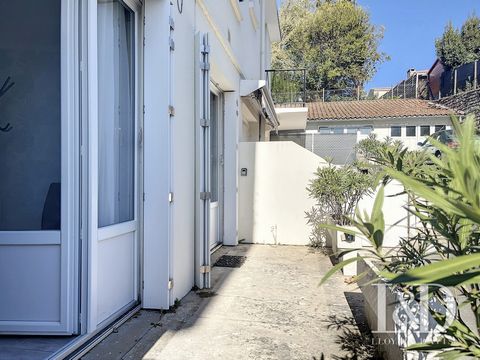 In Royan, 1.3 km from the beach and the city center, 700m from the train station and 600 m from the shops, this 41 m² apartment is located on the ground floor of a quiet and well-maintained residence. Sold rented (580€/month + 30 € charges), it consi...