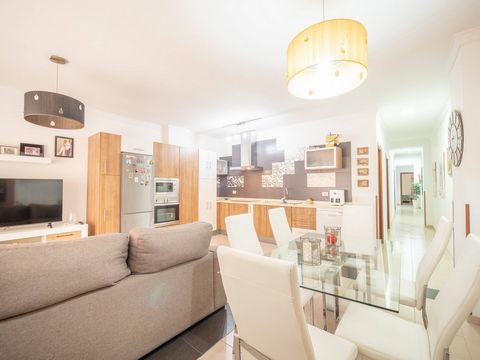 ¡Vivienda espectacular en el corazón de Las Palmas! Presentamos esta magnífica vivienda renovada y reformada, situada en una ubicación privilegiada de la ciudad. Cuenta con una amplia cocina comedor, ideal para disfrutar de momentos inolvidables en f...