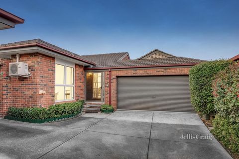 Enviably situated at the border of Camberwell and Glen Iris, and secluded within a tranquil cul-de-sac, this fully renovated single level brick townhouse offers an exceptionally appealing lifestyle opportunity in a coveted and convenient location. Pr...