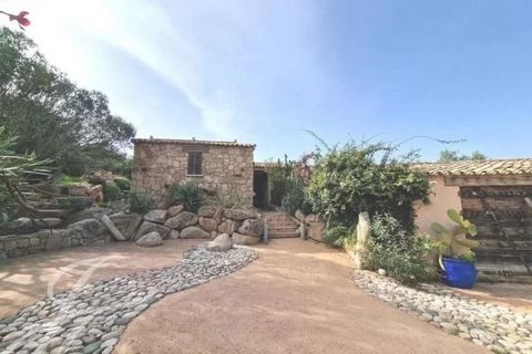 Dans un environnement préservé à proximité de la très réputée plage de Maora dans la Baie de Sant'Amanza, Charmante Bastide construite en granit de Bonifacio édifiée sur un terrain de 2005m2 , disposant d'une splendide vue sur la Baie et à perte de v...