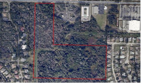 Meer dan 26 hectare braakliggend land voor residentiële of meergezinsontwikkeling in Titusville in Brevard County aan de Space Coast. Het gebied maakt een enorme groei door vanwege de nabijheid van stranden, rivieren en het Cape Canaveral Space Cente...