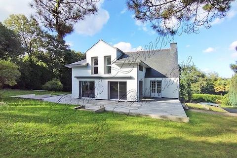 In a quiet dead end, this pretty renovated house benefits from a privileged location. Close to shops and schools, it seduces with its comfort, its brightness and its large living space. Located in the heart of a beautiful wooded plot of more than 330...