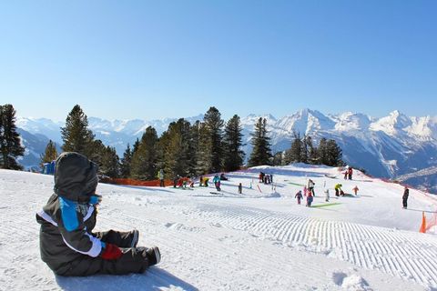 Discover a charming 3-star flat in the stunning resort of Nendaz, situated in the heart of the 4 Valleys. This inviting 41 m² accommodation comfortably accommodates up to 6 guests and boasts a fantastic ski-in/ski-out location, just 100 meters from t...