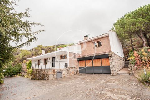 Maison meublée de 430 m2 avec terrasse et vues dans la région de Collado Mediano.La propriété dispose de 5 chambres, 5 salles de bain, piscine, cheminée, 2 places de parking, armoires intégrées, buanderie, balcon, jardin, chauffage et salle de stocka...