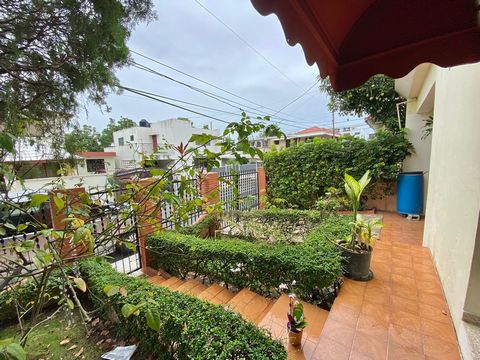 For sale Spacious and Beautiful Central House, in the area of Los Proceres , Gala , Arroyo Hondo . 271 m2 land 350 m2 of construction. 4 bedrooms 3 and a half bathrooms Large room Spacious dining room Spacious kitchen Family room 4 parking spaces Fro...