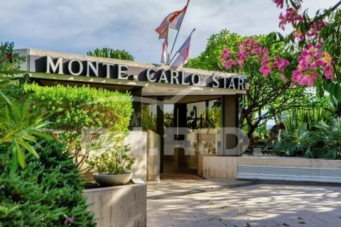 Lussuoso appartamento fronte mare, situato nel cuore di Monaco, nel prestigioso quartiere Carré d'Or, tra il rinomato Casinò e il Mar Mediterraneo. A pochi passi dalle Thermes Marins, dallo Yacht Club e dai luoghi più iconici del Principato, nonché d...