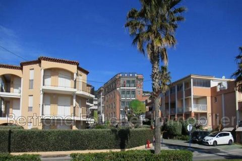 BERTRAND FOUCHER IMMOBILIER Agence de CAVALAIRE vous propose dans une résidence à 30 m du front de mer et de la plage, 100 m du Centre Ville : un appartement de 4 pièces au 2ème étage d'une résidence de standing. Il est composé d'un séjour avec cuisi...