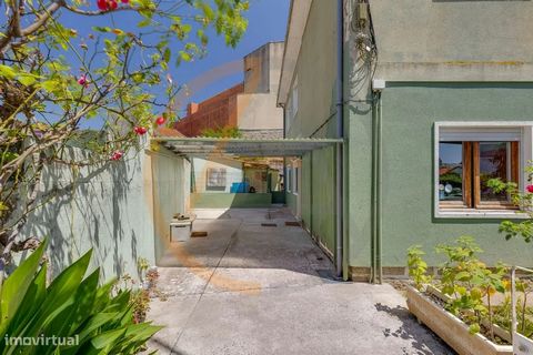 Casa di tipologia T2+1 situata al piano terra situata in Rua Dr. Vilar Machado, nel centro di S. Mamede de Infesta. Immobile indicato per ristrutturazione totale, con tetto completamente ristrutturato nel 2022. Casa con 3 fronti, con esposizione al s...