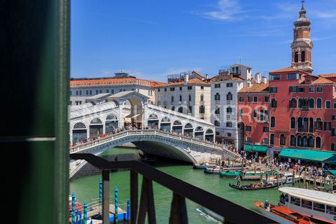 Ort: San Polo, Venedig Das Sestiere San Polo liegt zentral im Herzen von Venedig. Wir sind in der Nähe von Campo dei Frari und in der Nähe von Campo S. Polo und Rialto, eine begehrte Lage, die auch bequem für den Verkehr und nur wenige Minuten von de...