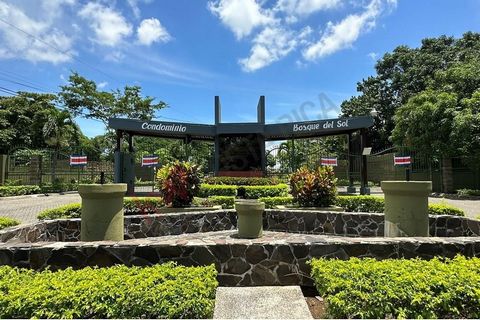 Découvrez l’opportunité de construire votre rêve sur ce terrain spectaculaire de 981 mètres carrés situé au cœur de la belle ville d’Orotina, au Costa Rica. Ce terrain est situé au sein d’une copropriété privée, vous offrant la tranquillité et la séc...