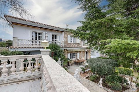 Wij presenteren deze uitzonderlijke residentie gelegen in Cala Canyelles, Lloret de Mar. Deze woning is gebouwd in 1983 en is verdeeld over twee verdiepingen, op een perceel van ongeveer 1.579 m², met een bebouwde oppervlakte van ongeveer 430 m² en e...