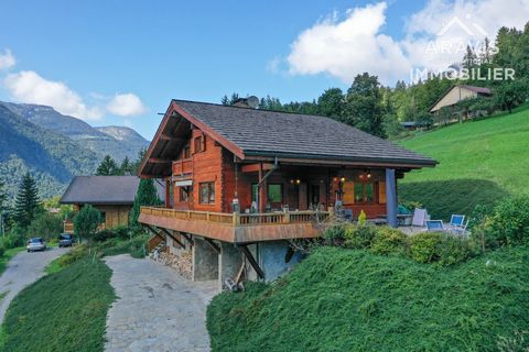 Votre Agence Aravis International Immobilier vous propose ce magnifique chalet de 205 m2 habitables, idéalement situé dans la commune d'Entremont. Construit sur un terrain de 1 753 m2, ce chalet s'étend sur trois niveaux. Au rez-de-chaussée, vous tro...