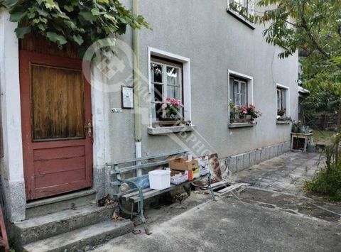 Makelaarskantoor 'Imoti Tarnovgrad' biedt u een huis met twee verdiepingen aan in het dorp Stanchov Han, gelegen op 13 km. uit de stad Sofia. Tryavna. De eerste verdieping bestaat uit een keuken en een woonkamer met een overgang. Op de tweede verdiep...