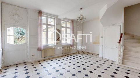 Proche des commerces et des écoles. Belle maison de ville mitoyenne de 6 pièces d'une surface habitable de 157,3 m², comprenant: Entrée (5,2 m²), salon (21,1 m²), salle à manger (22,6 m²) donnant sur une cour, cuisine aménagée (17,6 m²), buanderie (1...