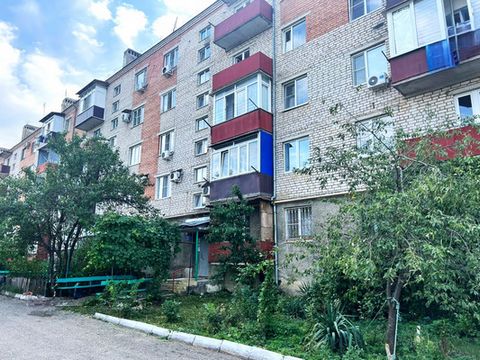 Арт. 72884301 Продается 3 ком. квартира в развитом районе г.Апшеронска Квартира не угловая. расположена на 2 этаже пятиэтажного дома. Планировка: 3 изолированные комнаты, просторный коридор, кладовая, с/у раздельный, балкон и лоджия. МПО, хорошие вхо...