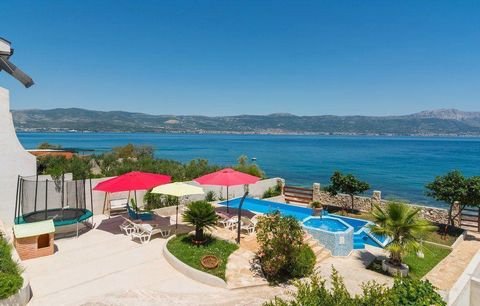 Diese herrliche Villa mit 260 m² befindet sich auf der Insel Čiovo (Halbinsel), direkt am Meer, mit Swimmingpool! Es steht auf einem großzügigen Grundstück mit knapp 800 m² und erstreckt sich über drei Etagen plus einem zusätzlichen niedrigen Dachges...