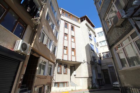 1-Schlafzimmer-Wohnung im mittleren Stockwerk in İstanbul Fatih Die Wohnung befindet sich in der Seyyid Ömer Nachbarschaft des Fatih Bezirks in İstanbul. Der Stadtteil Fatih ist eine der belebtesten Regionen in İstanbul. Die Region beherbergt eine Vi...