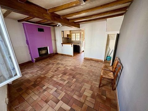 DEPT 17 - 17610 CHANIERS Maison T5, elle se compose d'un séjour cuisine de 30 m², une véranda de 12 m² , au 1er étage vous trouverez un palier qui dessert 2 chambres, une salle de bains, un wc, au 2è un palier salle de jeux, une chambre, une salle ba...