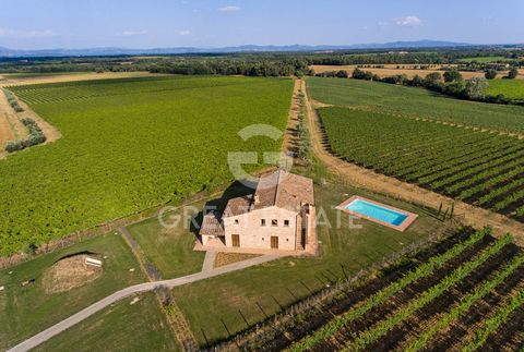 Dieser Bauernhof liegt an der Grenze zwischen Umbrien und der Toskana, in der Nähe der wunderschönen Stadt Cortona. Es wurde 2008 komplett restauriert und bietet einen Panoramablick auf den Trasimeno See und die umliegende Landschaft. Das Anwesen bef...