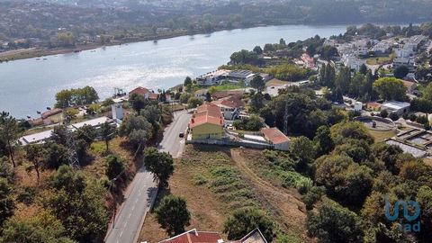 Terreno para Construção com Projeto Aprovado - Vistas Deslumbrantes sobre o Rio Douro. Localização: Gramido, Gondomar, Porto Área Total do Terreno: 2.557,65 m² Projeto Aprovado: 8 moradias em banda T5 Descrição: 