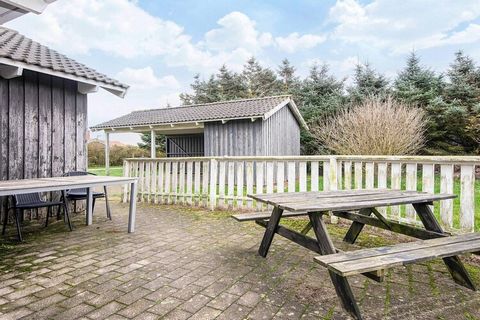 Dieses modern und praktisch eingerichtete Haus befindet sich in einem Ferienhausgebiet nur etwa 500 m von der Nordsee entfernt. Hier lassen sich unabhängig von der Jahreszeit erholsame Ferientage verbringen. Nutzen Sie an den kühleren Tagen Whirlpool...