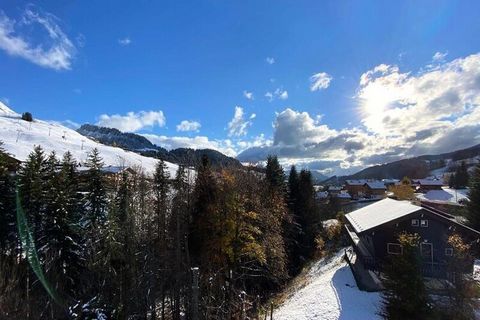 La Résidence BLANCHE NEIGE 1 est située dans le cente de la station du Chinaillon, à proximité des commerces. Cet appartement de vacances, situé au 2ème étage, comprend un séjour avec 2 lits 1 personne superposés, un lit meuble rabattable 2 personnes...