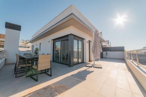 Este elegante ático dúplex, ubicado en un nuevo desarrollo residencial de Sitges, te ofrece la combinación perfecta de lujo, comodidad y ubicación. Con sus amplias terrazas y vistas panorámicas al mar, este hogar es el lugar ideal para relajarte y di...