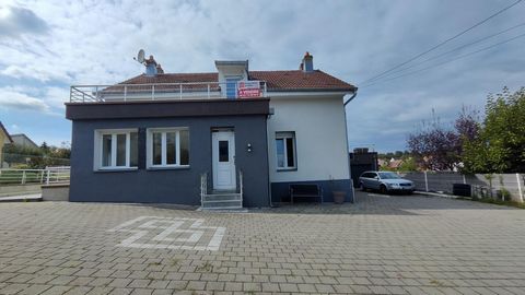 A Dampierre-Les-Bois 25490 : Maison individuelle d'une superficie de 181m² sur un terrain clos de près 10 ares. Ce bien comprend 6 pièces, dont 4 chambres sur 2 niveaux, et un sous sol complet. Au RDC : Un sas d'entrée,, une salle à manger, une cuisi...