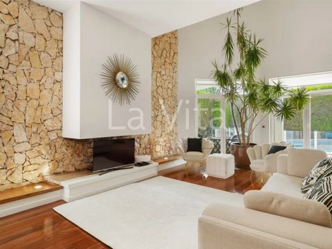 Single storey house with 300 m2 of area on a plot of 790 m2 - Cascais. House with four suites, garden and swimming pool, located in a quiet area of Cascais, 5 minutes walk from Kings Colleague. Fully equipped with central heating, air conditioning an...