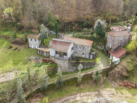 Magnífica quinta para venda composta por 3 moradias e 3 moinhos inseridos num terreno com 18000 metros quadrados. Esta propriedade está rodeada pela natureza com várias quedas de água. Duas das moradias necessitam de restauro, havendo uma terceira mo...