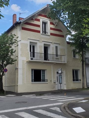 Découvrez cette Maison années 30 de 177 m2, très bien située (quartier de l'Hôpital), en bon état général. Garage d'environ 25m2, une cave de 35 m2 ainsi qu'un local qui sert d'une buanderie complètent l'habitation. Une terrasse d'environ 40 m2, enso...