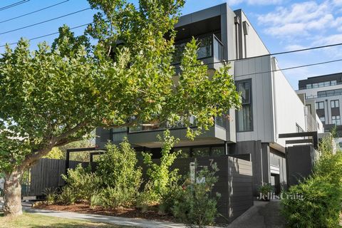 Dit verfijnde huis is de belichaming van het leven in een boetiekappartement en biedt laagbouw, luxe en privacy. Vanaf het moment dat u aankomt bij het aantrekkelijke complex, leidt een discreet zijpad versierd met seizoensbloemen en prominente archi...