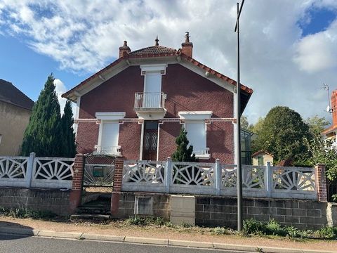 A vendre sur la commune de Geramin des Fossés, une maison d'habitation composée en rez de chaussée sur élevé : - d'une entrée, un séjour, un salon, une cuisine, une salle d'eau, un WC - à l'étage, trois chambres; une salle d'eau avec un Wc. Toutes le...