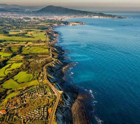 Découvrez cette somptueuse villa de prestige sur la côte basque, à proximité d'une grande agglomération et à quelques minutes de l'aéroport de Biarritz. Offrant plus de 500 m2 de surface habitables, ce bien d'exception se dresse sur un magnifique ter...