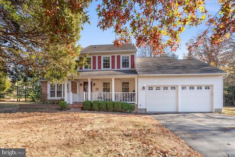 Bienvenue au 73 Willis Drive, une maison coloniale de style ferme de Pennsylvanie magnifiquement conçue qui allie confort, style et fonctionnalité dans une atmosphère chaleureuse et traditionnelle. Nichée au cœur de Whitewood Estates, cette résidence...