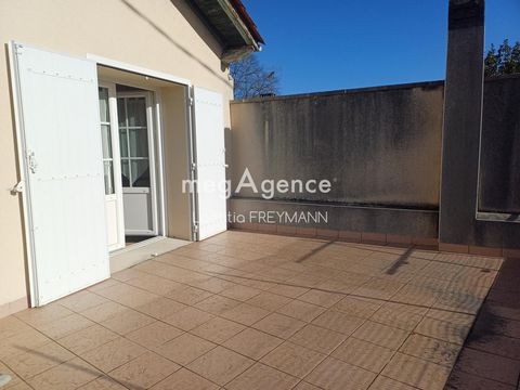 Située à Châteaubernard, cette maison bénéficie d'un emplacement idéal dans un quartier calme et résidentiel, à proximité de toutes les commodités telles que les écoles et les commerces. La ville offre un cadre de vie agréable, avec ses espaces verts...