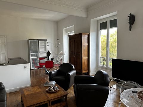 PAU - APPARTEMENT T3 meublé, proche Place Verdun, T3 lumineux de 83 m2. Composé de deux chambres, d'une cuisine ouverte sur le séjour, d'une salle d'eau et d'un WC séparé. Idéalement situé, en plein centre ville. Features: - Furnished