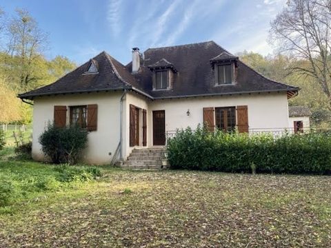 Maxime MINOLA vous propose cette jolie périgourdine, et son jardin de 2324m² de terrain à Corgnac sur l'isle. Cette maison située dans un endroit calme, sans nuisance, se compose d'un grand salon, d'une cuisine indépendante, d'une salle d'eau lave-ma...