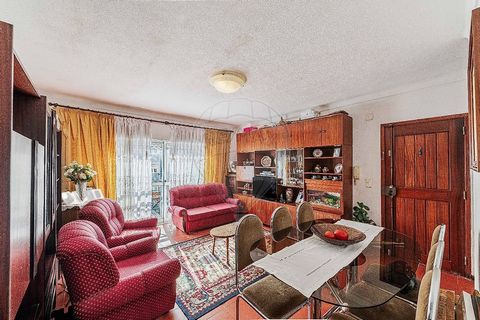 Apartamento T2 bem localizado na Falagueira Descubra o seu novo lar neste amplo apartamento T2 , A cozinha com lavandaria e despensa , Sala de estar espaçosa com varandim, Dois quartos com áreas boas, O apartamento conta ainda com uma casa de banho c...