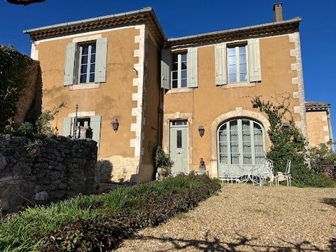 MENERBES Demeure de collection Située dans le haut du village, cette demeure bénéficie d’une vue panoramique sur le Luberon, les Monts de Vaucluse et le Mont Ventoux, l’Hotel de Tingry et la Maison Dora Maar. La partie la plus ancienne date du 14ème ...