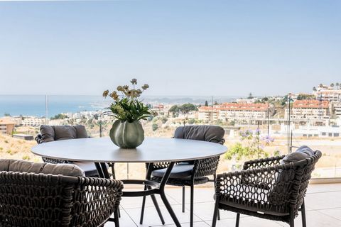 Top quality 3 bedroom apartment in Panoramica Higueron with breathtaking panoramic views over the Fuengirola coastline. Panoramica is one of the best quality constructions in the Higueron area. The apartment has spacious rooms, lots of natural light ...