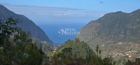 SN Real Estate präsentiert Ihnen dieses herrliche Grundstück von 14.814 m² in São Vicente, Insel Madeira. Mit einem Panoramablick auf das Meer und die hoch aufragenden Berge ist dies der perfekte Ort, um Ihren Traum in ruhiger und unberührter Lage zu...