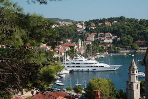 This enticing villa in Cavtat is ideal for a couple. It can accommodate 2 guests and has 1 bedroom. This offers a balcony for you to enjoy and relax to the maximum. The nearest restaurants are 400 m from the stay. The Cavtat town centre is 1 km where...