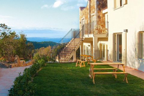 Immerso nel verde, si ha una vista fantastica sull'arcipelago della Maddalena e sulla Corsica: è così che potrete trascorrere in modo idilliaco i vostri giorni di vacanza più belli nel curato residence. Il complesso è composto da tre condomini dispos...